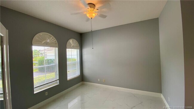 Building Photo - 4646 NW Wandering Oak Ct