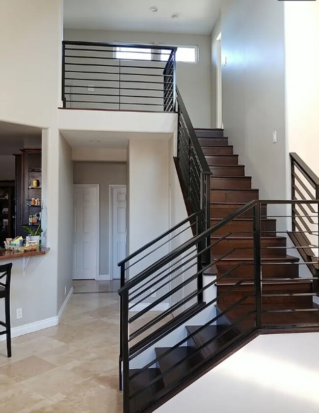 Building Photo - Large house on Art st!