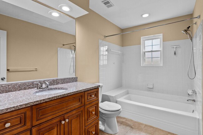 Building Photo - Stunning 2-bed condo in Virginia Beach