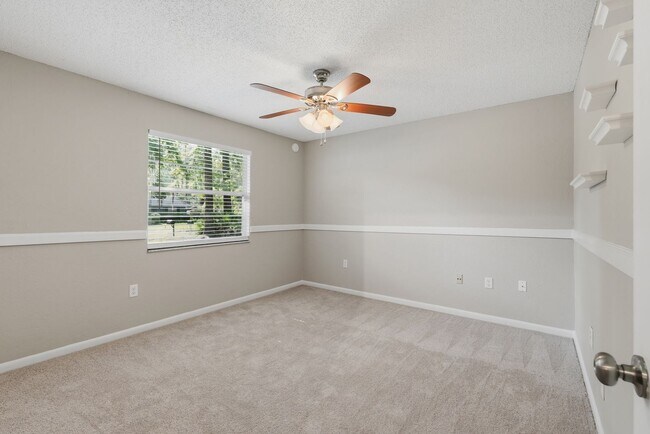 Building Photo - Quiet neighborhood, Centrally located, 3 bedroom 2 bath home in NW