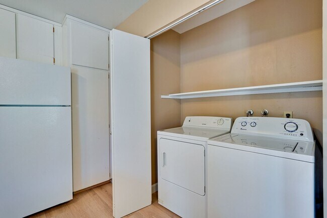 Building Photo - Remodeled 2 Bed 1 Bath Condo!