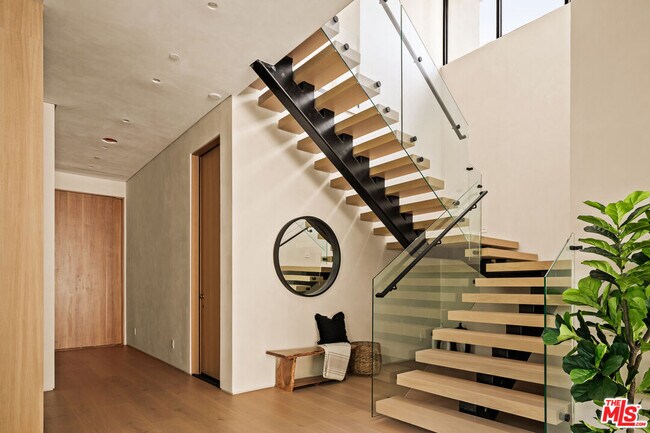 Building Photo - 4724 Lemona Ave