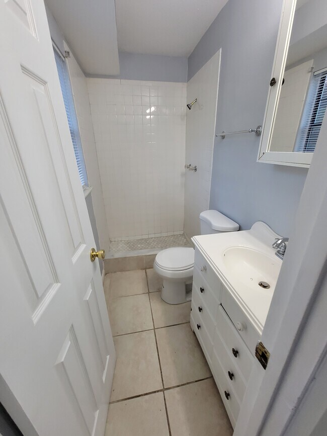 Building Photo - 4846 Royal Palm Ave