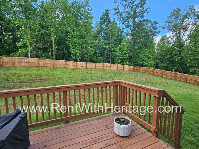 Building Photo - Gorgeous 3 bd / 2 bath / Attention to Deta...