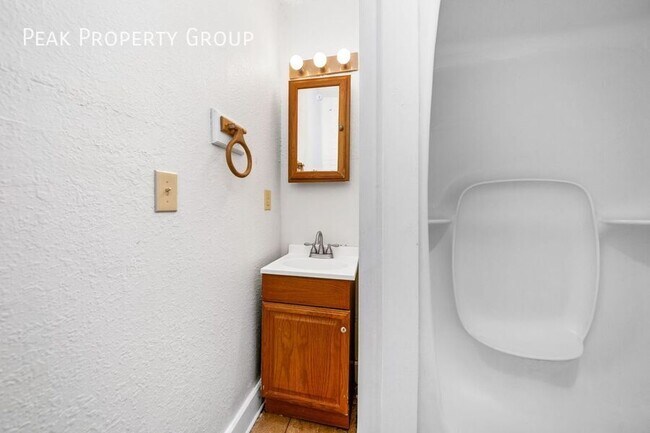 Building Photo - 1378 1/2 Indianola Avenue-