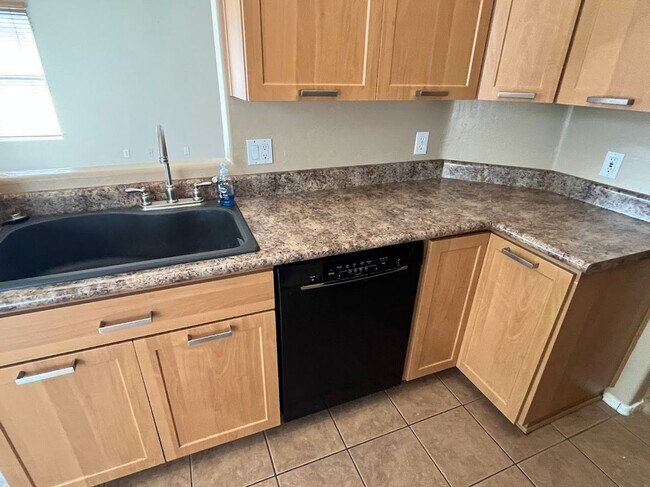 Building Photo - 2 BEDROOM PLUS DEN NEAR ARROWHEAD SHOPS
