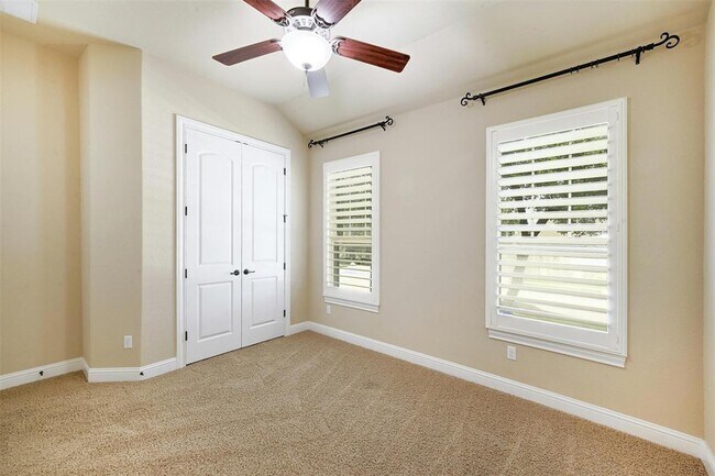 Building Photo - 211 Lake Como Dr