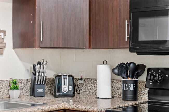 Building Photo - 109 E Broadway Rd