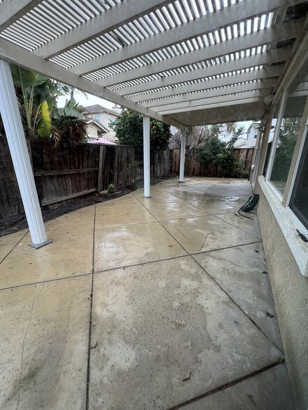 Back patio - 5909 Silveroak Cir