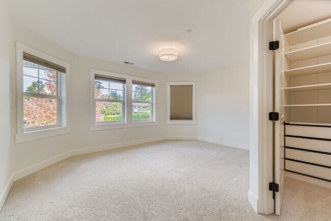 Building Photo - Stunning 5bed/5bath + Office in Prime Kirk...