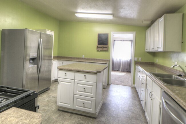 Building Photo - Pet Friendly American Fork Home