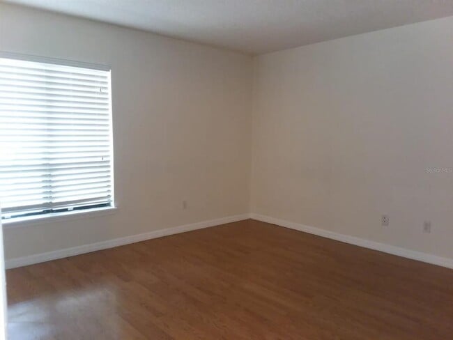 Building Photo - 422 S Netherwood Cres