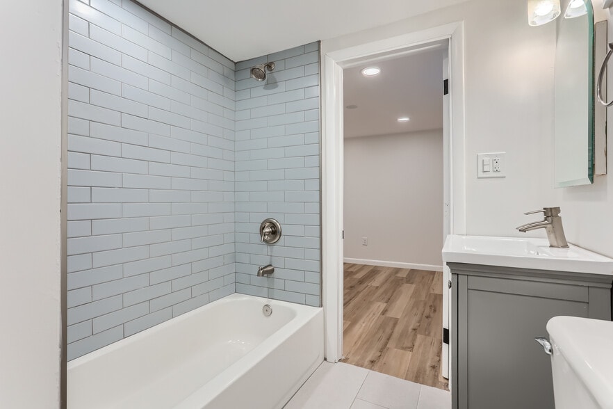 Building Photo - 3264 Niagara St