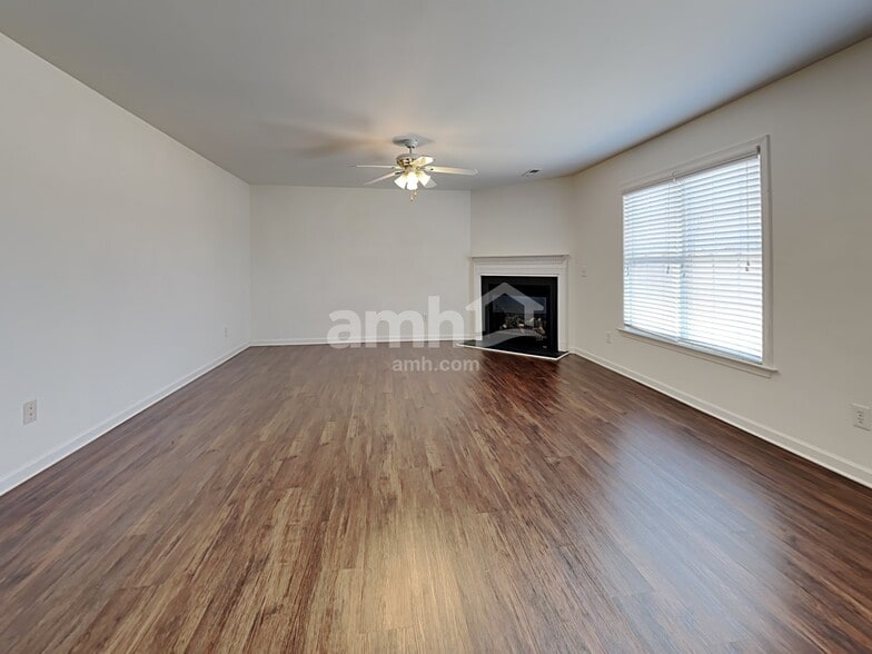 Building Photo - 1843 Longmont Dr