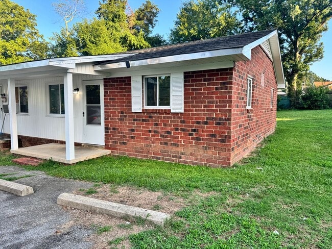 Building Photo - Cozy Duplex Unit Available NOW!