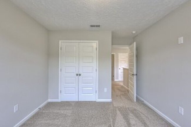 Building Photo - Beautiful NEW 3 Bed 2.5 Bath Townhome in M...