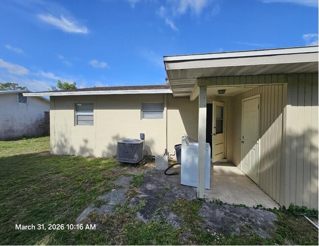 Building Photo - Beautiful and cozy 2/1 apartment available now!