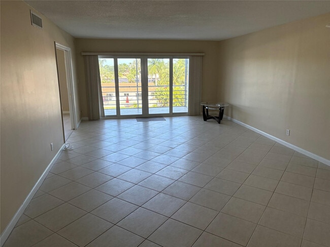 Building Photo - 2829 NE 33rd Ct