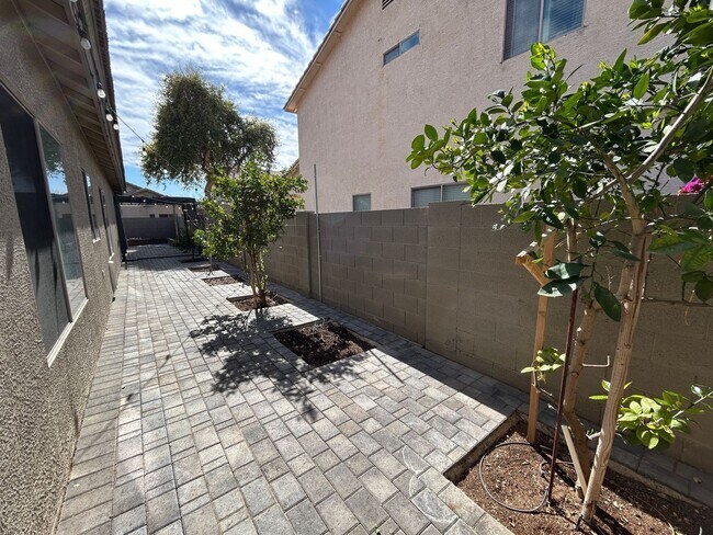 Building Photo - 14527 W Gelding Dr