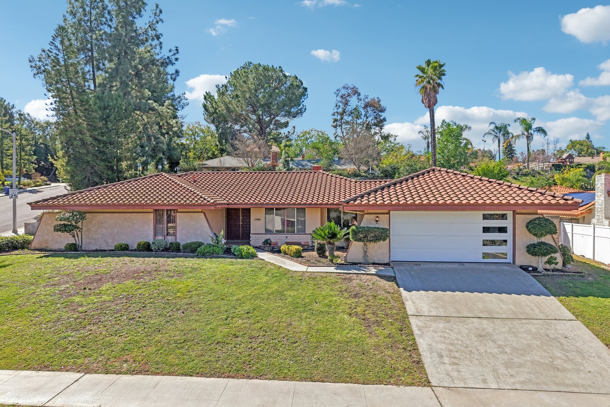 Building Photo - 1500 Country Club Dr