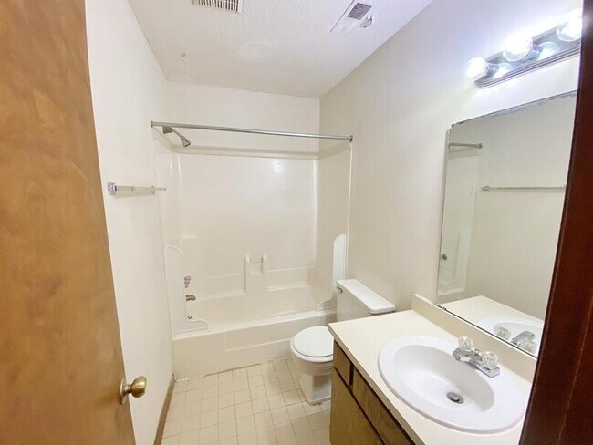 Building Photo - 908 Hearthridge Ct