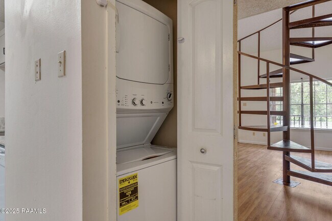 Building Photo - 300 Lozes Ave