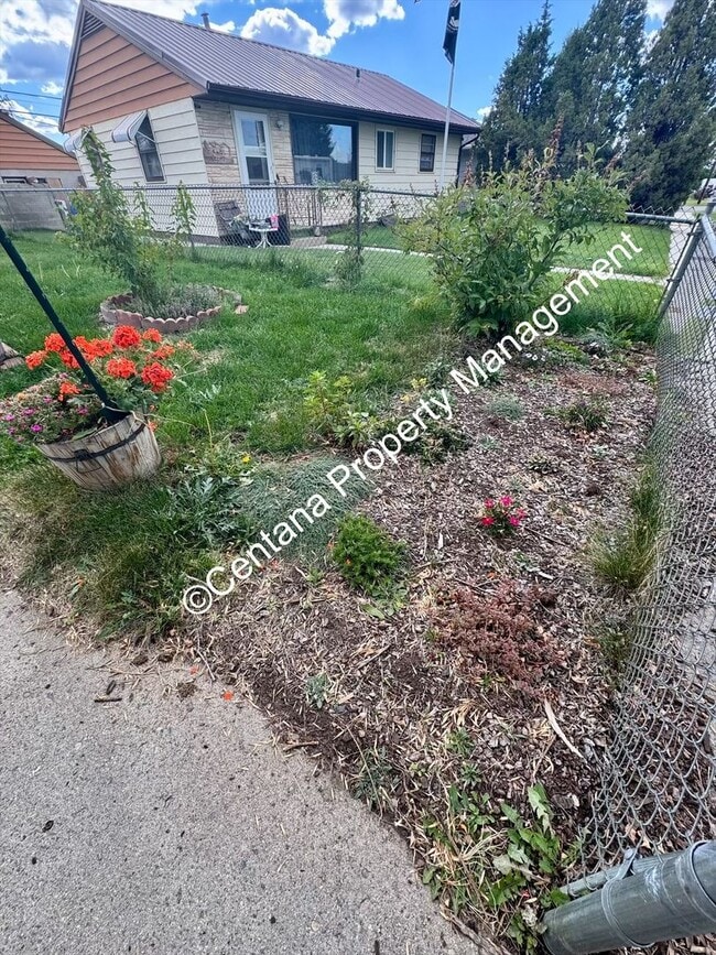 Building Photo - 3 Bed 1 Bath located on the flats