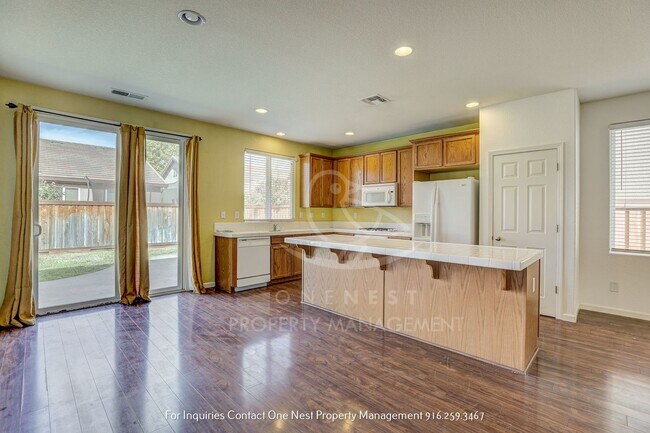 Building Photo - 3 bedroom, 2 bathroom Charming Plumas Lake...