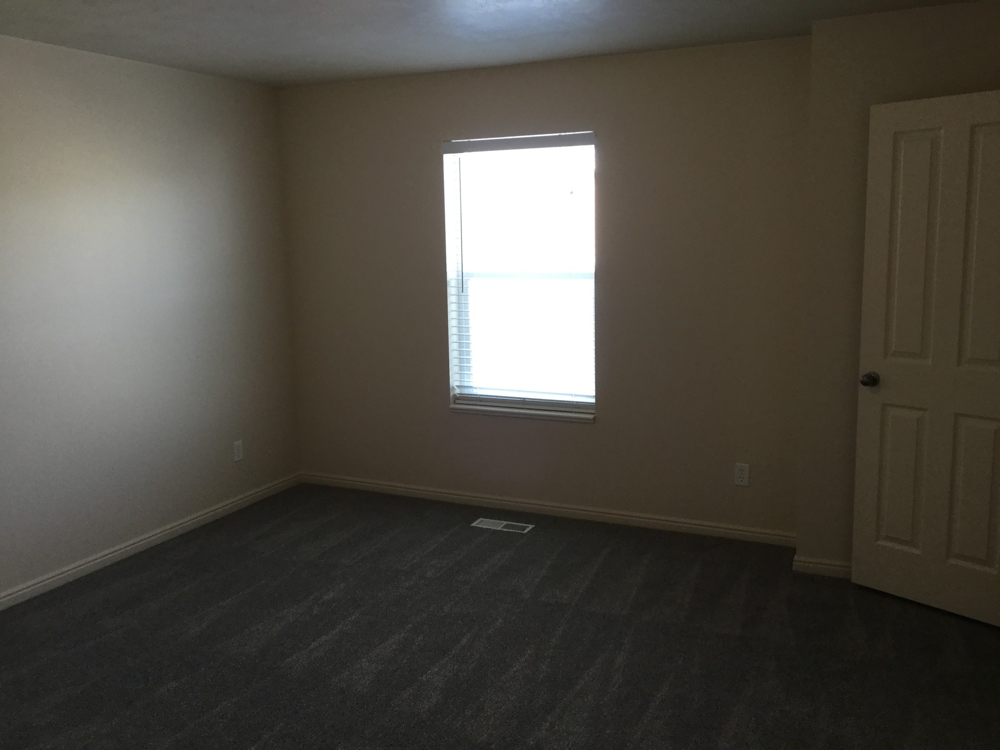 Building Photo - 479 Raven Way
