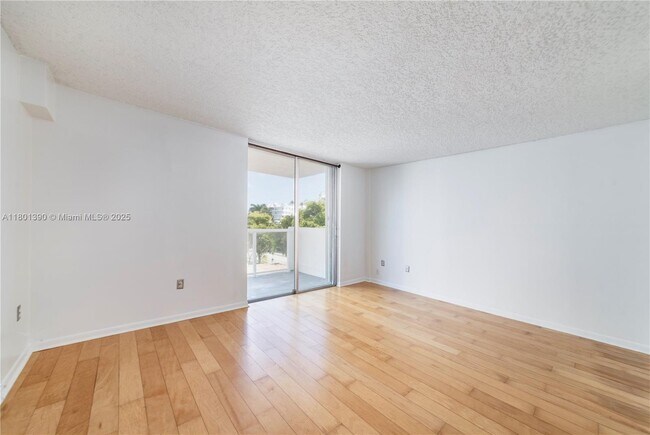 Building Photo - 10000 W Bay Harbor Dr