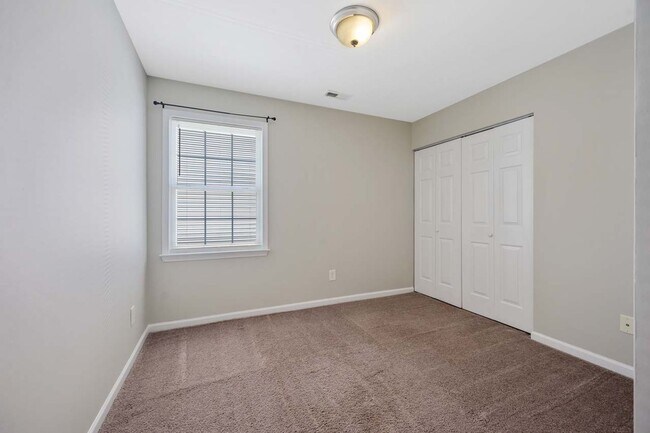 Building Photo - End Unit Townhome in Great Location!