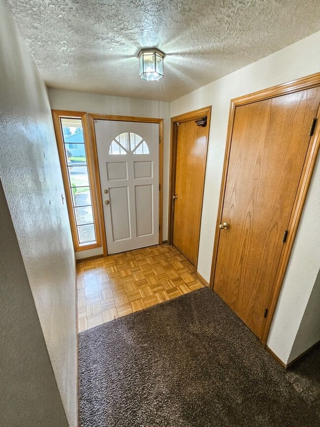 Building Photo - 1097 Summer Breeze Dr N