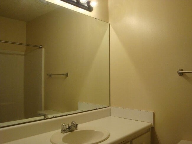 Building Photo - CUTE 2BR/2.5BA town house close to everything!