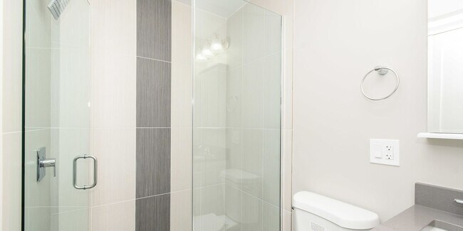 Building Photo - Recently Rehabbed, Top Floor 2bd/2bth Avail 5/20