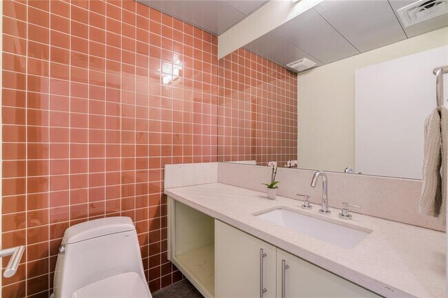 Building Photo - 1401 Eva St