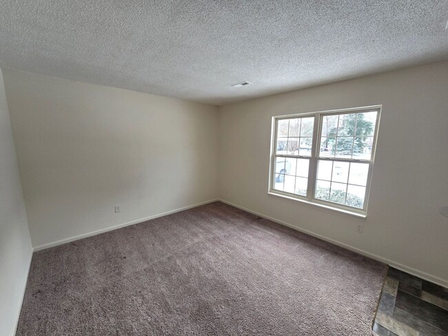 Building Photo - 2 Bedroom duplex - CANNOT APPLY UNTIL YOU ...