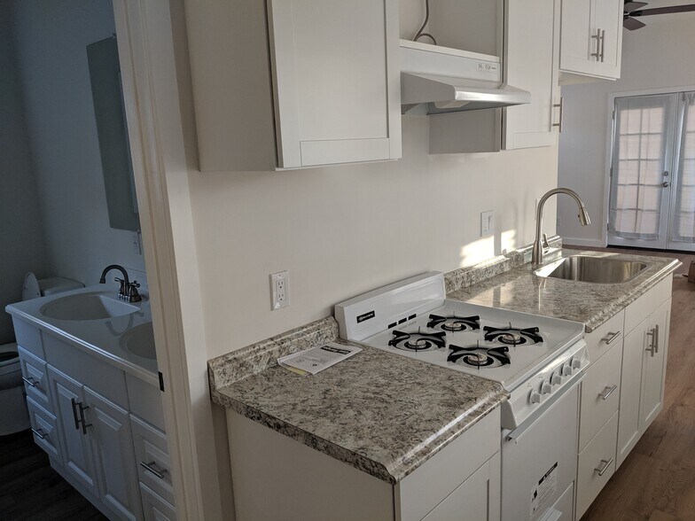 Kitchen - 607 N Formosa Ave