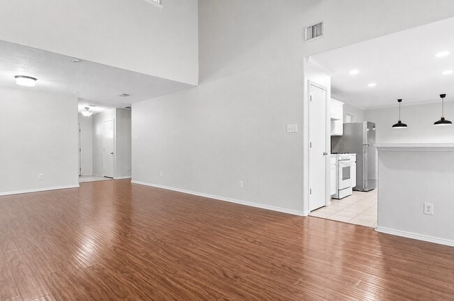 Building Photo - 6 Thicket Grove Pl