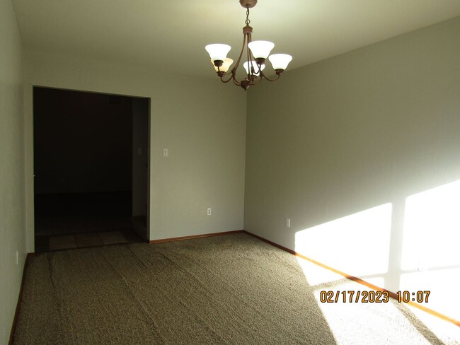 Building Photo - Crown Pointe Area!! PETS ARE NEGOTIABLE WI...