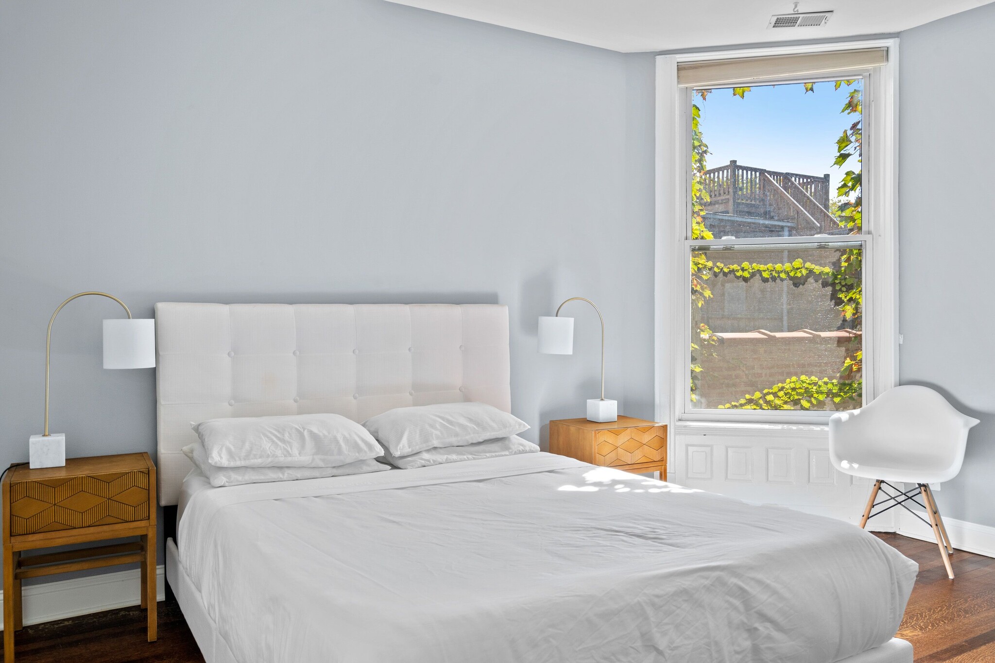 Building Photo - 913 W Belden Ave