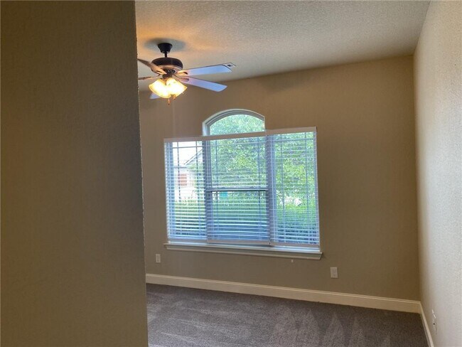 Building Photo - 6202 W Sage Dr