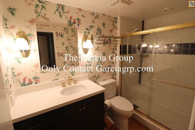 Building Photo - 2393 SW Park Pl