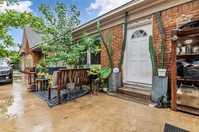 Building Photo - 3925 Woodleigh St