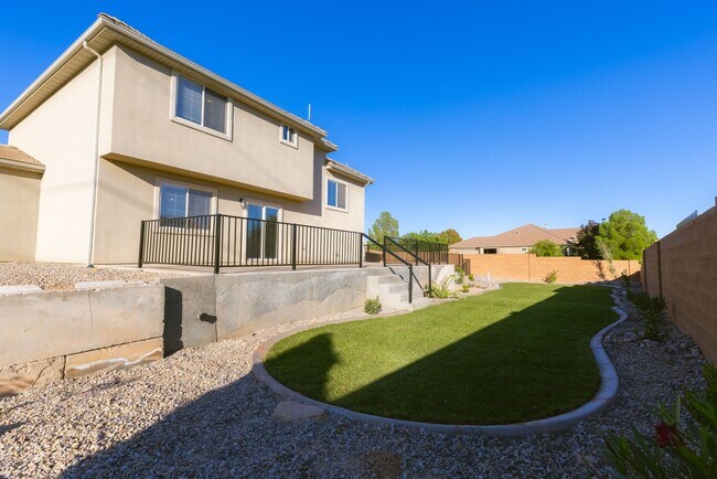 Building Photo - Darling home in desirable Little Valley with a PRIVATE POOL!