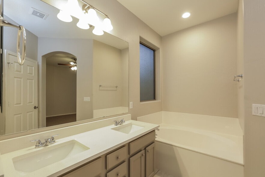 Building Photo - 2427 E Glass Ln