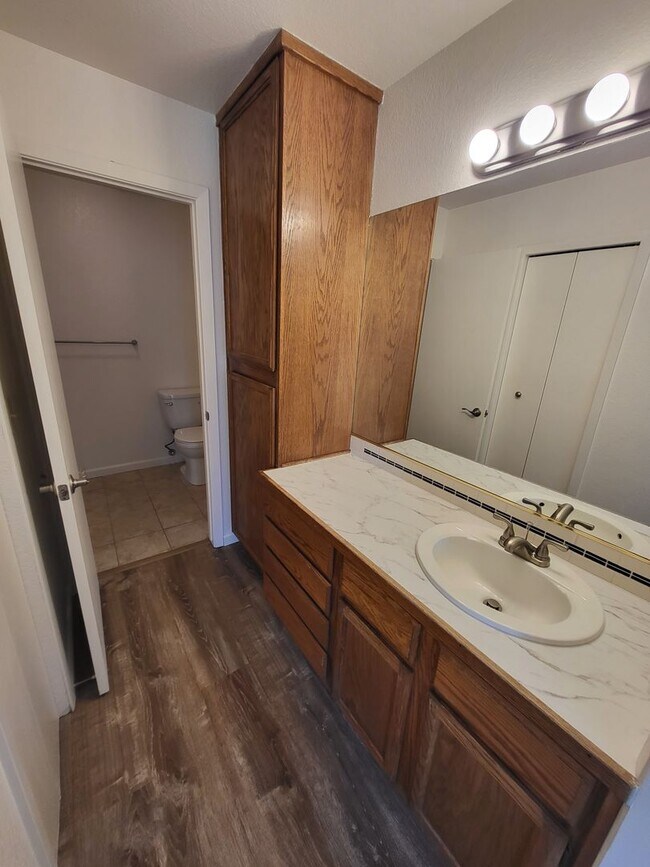 Building Photo - WAG0780>