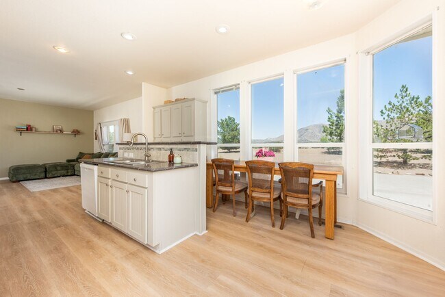 Building Photo - Cozy Upgraded Home w/ Panoramic Mountain V...