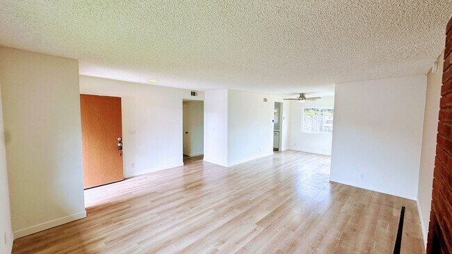 Building Photo - 120A