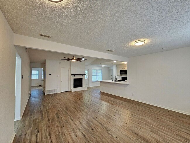 Building Photo - AVAILABLE NOW!