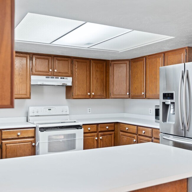 Building Photo - Large Murray 4 Bedroom Home